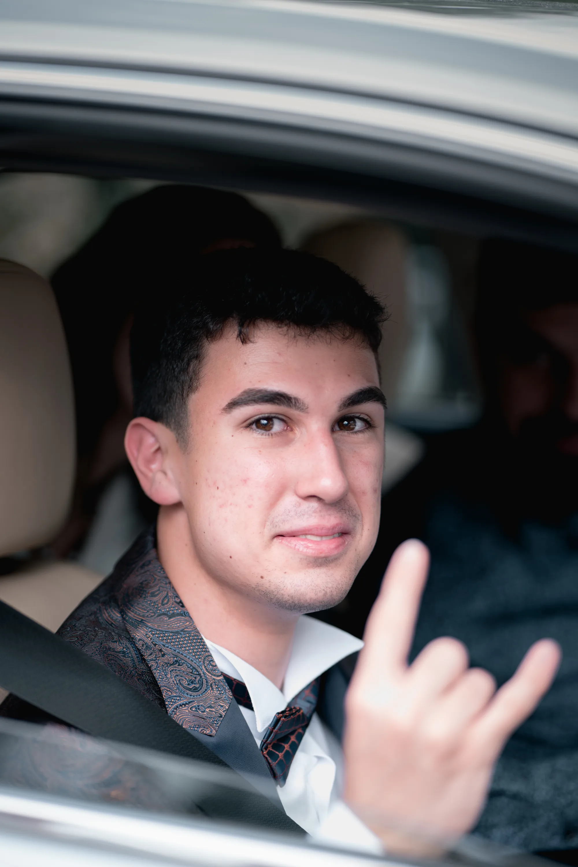 Празничен детайл от подготовката за абитуриентския бал